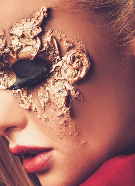 Mulher com máscara de carnaval criativo em seu rosto — Fotografia de Stock