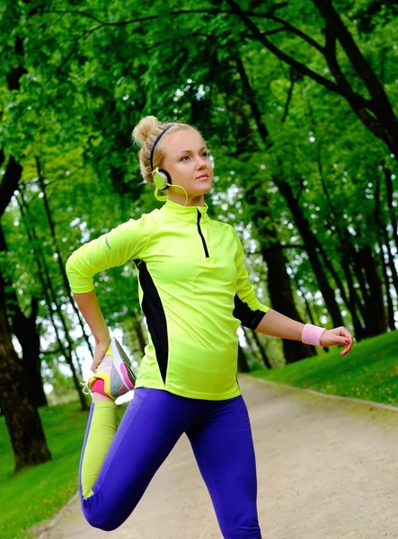 Жінка робить вправи для розтягування перед бігом — стокове фото