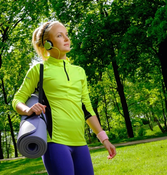 Sportieve vrouw in een park met — Stockfoto