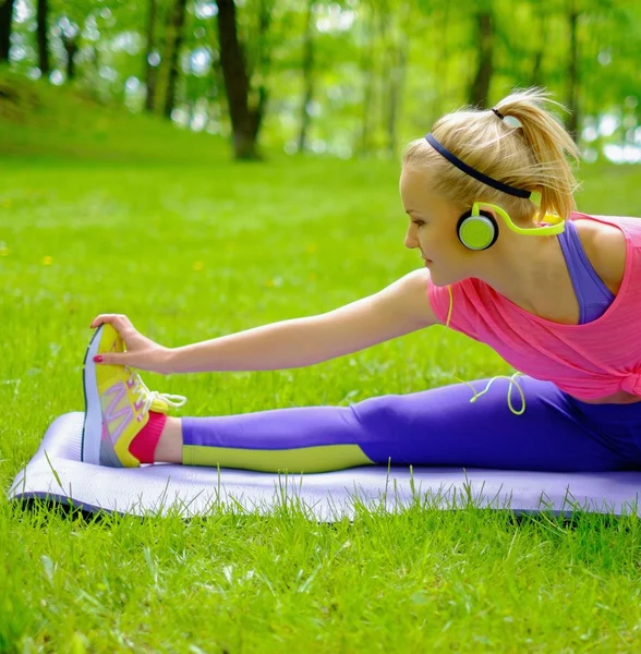 Mujer deportiva haciendo ejercicios de fitness al aire libre —  Fotos de Stock