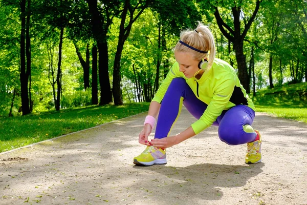 Bir parkta sportif kadın — Stok fotoğraf