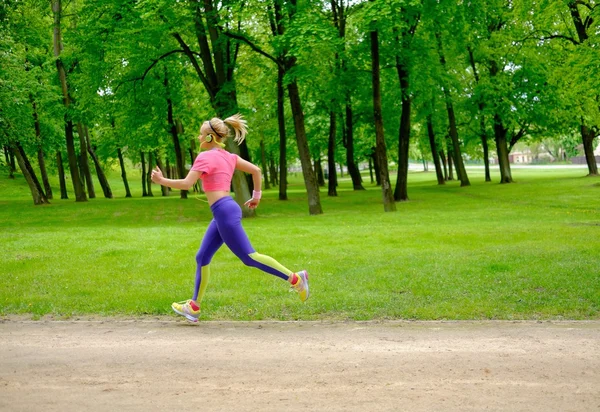 Kvinna kör i en park — Stockfoto