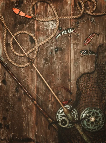 Рыболовные инструменты на деревянном фоне — стоковое фото