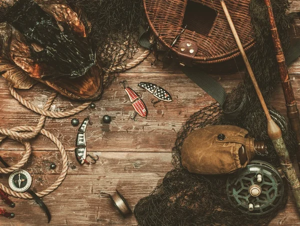 Utensili da pesca e testa di luccio sul tavolo — Foto Stock
