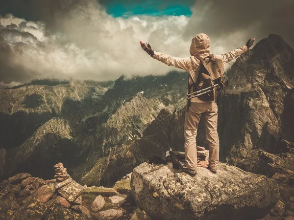 Caminhante em um topo de uma montanha — Fotografia de Stock