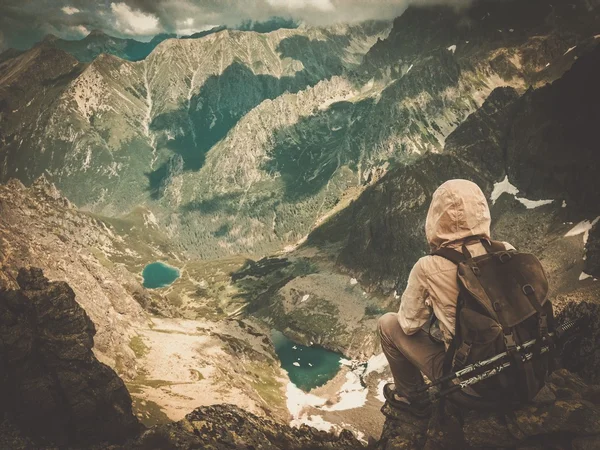 Bir dağın tepesinde uzun yürüyüşe çıkan kimse — 스톡 사진