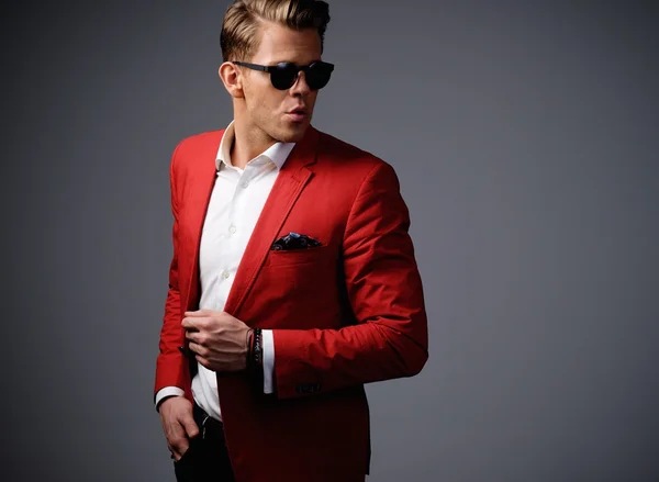 Hombre con estilo en chaqueta roja — Foto de Stock