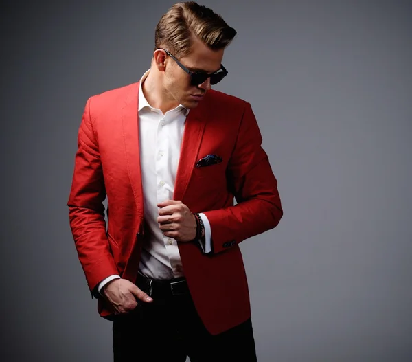 Hombre con estilo en chaqueta roja —  Fotos de Stock