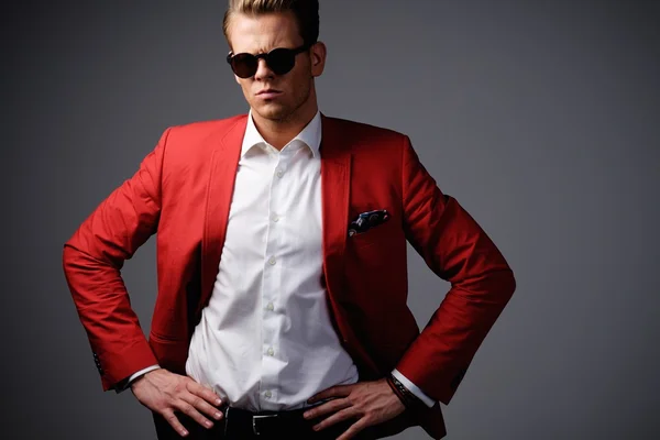 Стильный мужчина в красной куртке — стоковое фото