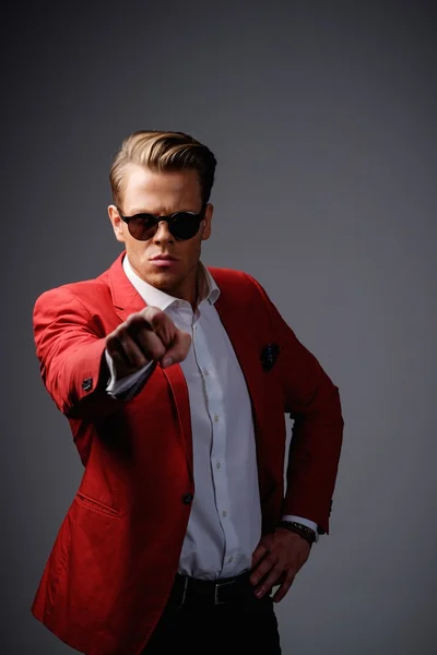 Hombre con estilo en chaqueta roja — Foto de Stock