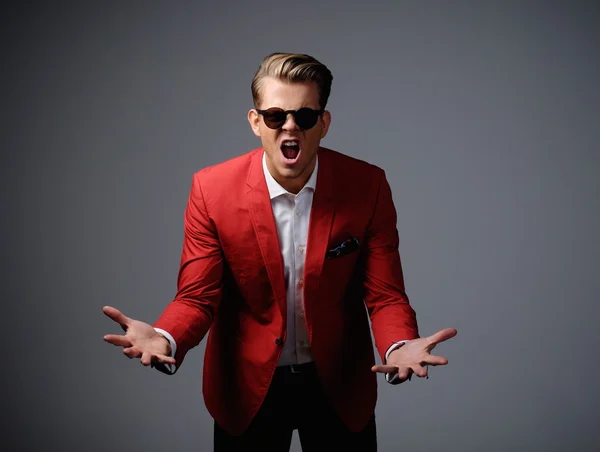 Hombre con estilo en chaqueta roja —  Fotos de Stock