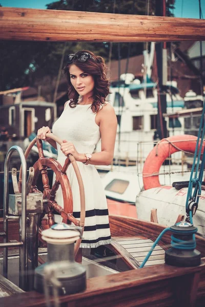 Elegante donna ricca su una regata di legno di lusso — Foto Stock