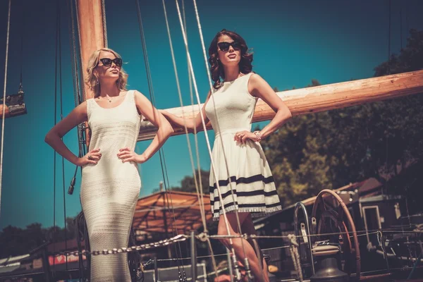 Стильные богатые женщины на роскошной яхте — стоковое фото