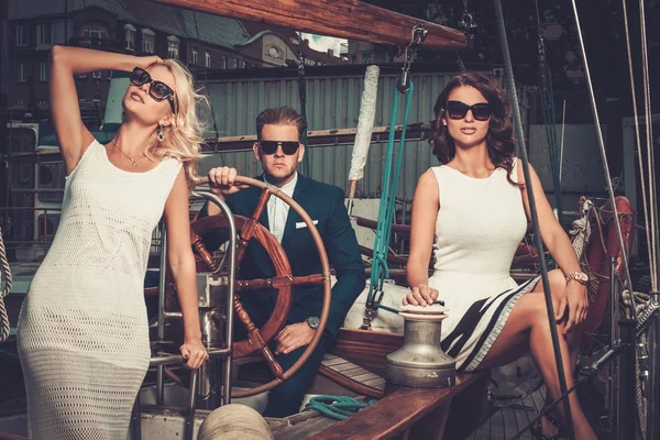 Eleganti amici ricchi su uno yacht di lusso — Foto Stock