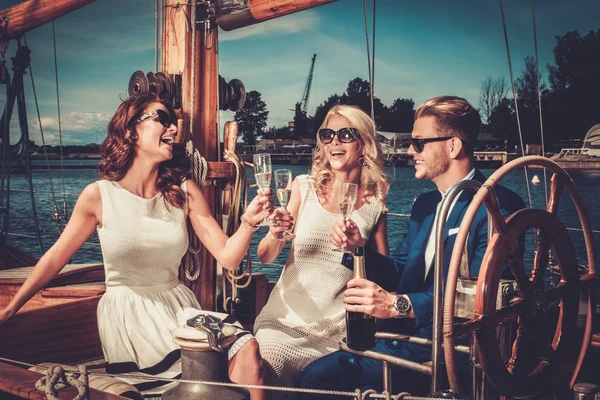 Des amis riches et élégants s'amusent sur un yacht de luxe — Photo