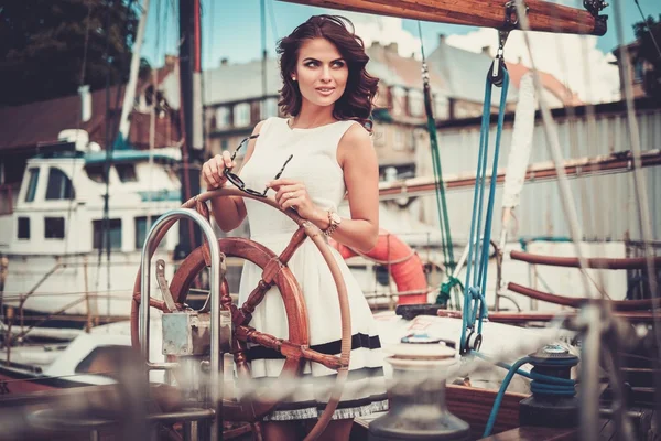 Elegante mujer rica en una regata de madera de lujo — Foto de Stock