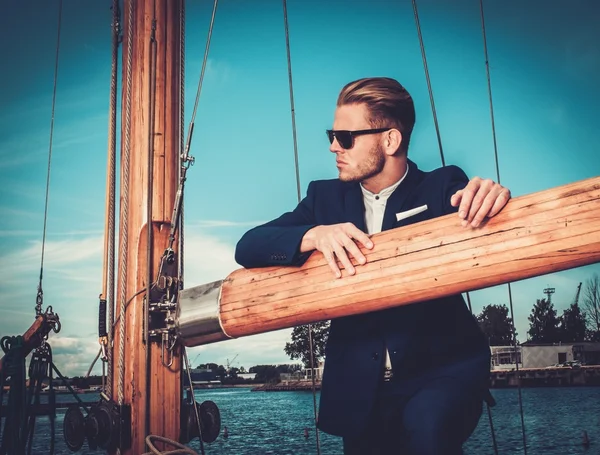 Elegante hombre rico en una regata de madera de lujo —  Fotos de Stock