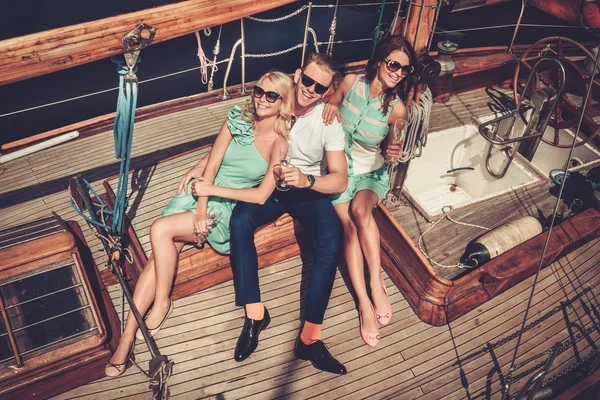 Snygga rika vänner som har kul på en lyxyacht — Stockfoto