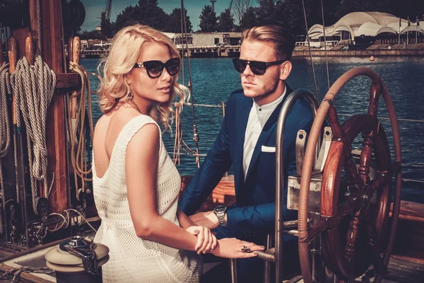 Stylový bohatý pár na luxusní jachtě — Stock fotografie