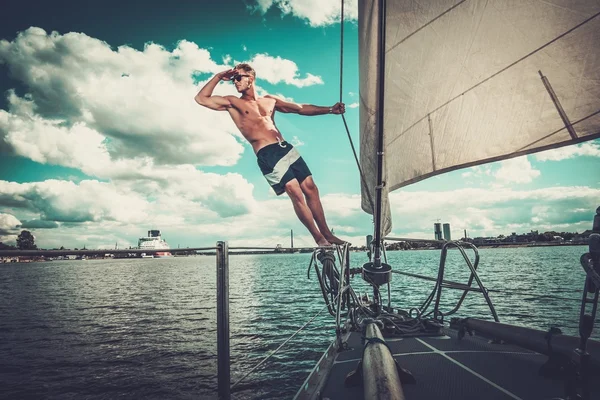 Bonito homem em uma regata — Fotografia de Stock