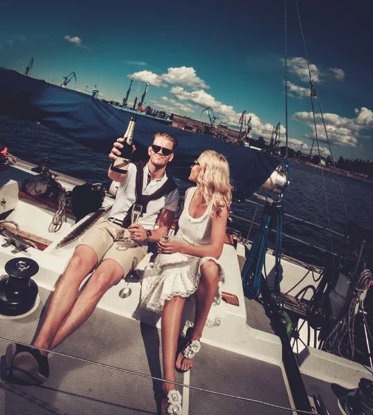 Eleganta förmögna par på en yacht — Stockfoto