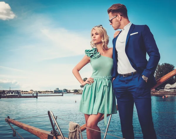 Stylish wealthy couple on yacht — Stok fotoğraf