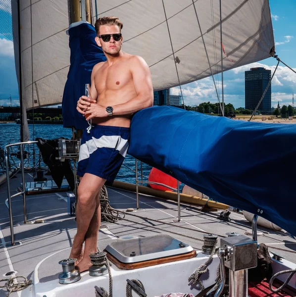 Bonito homem em uma regata — Fotografia de Stock