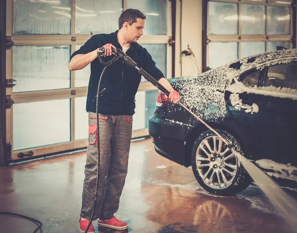 Uomo lavoratore lavaggio auto di lusso — Foto Stock