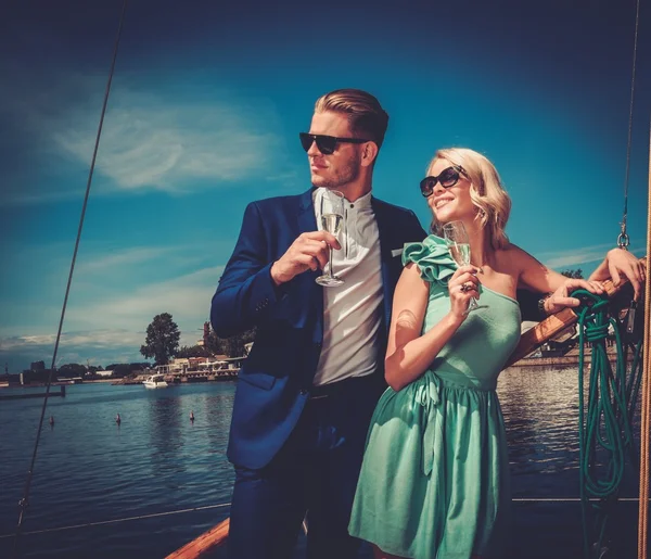 Stylish wealthy couple on yacht — Stockfoto