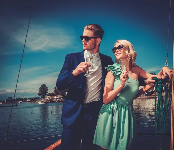 Stylish wealthy couple on yacht — Stok fotoğraf