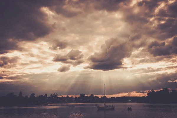 Yate y barcos en un lago — Foto de Stock