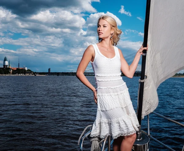 Elegante donna ricca su yacht — Foto Stock