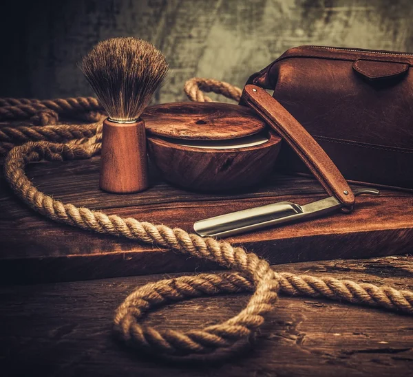 Αξεσουάρ ξυρίσματος σε πολυτελές φόντο ξύλινη — Φωτογραφία Αρχείου