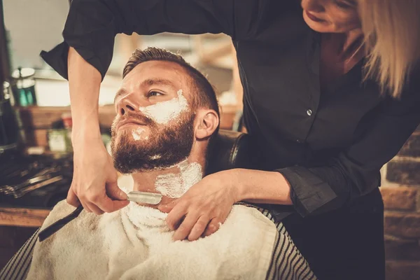 Client tijdens baard scheren — Stockfoto