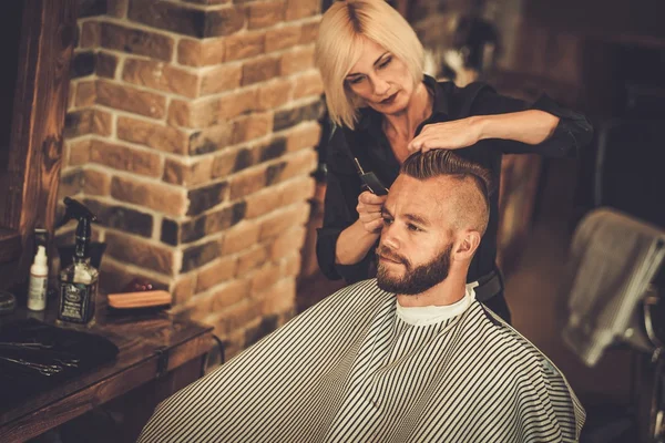 Cliente visitando cabeleireiro na barbearia — Fotografia de Stock