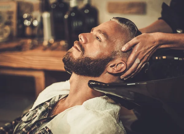 Haarstyliste wassen klanten haar — Stockfoto