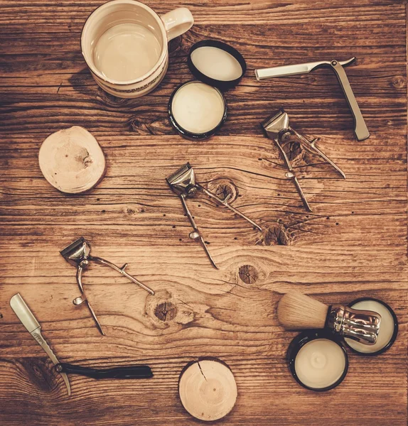 Accesorios de afeitado en una tabla de madera — Foto de Stock