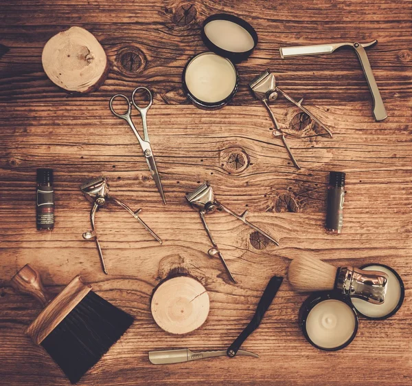 Acessórios de barbear em uma placa de madeira — Fotografia de Stock
