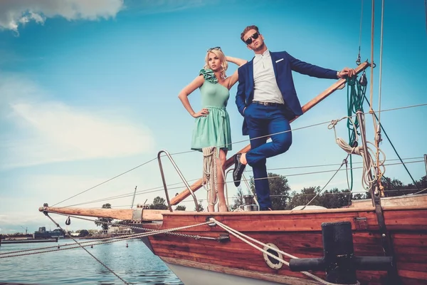 Couple riche sur un yacht de luxe — Photo