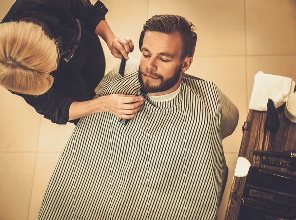 Cliente durante a preparação da barba e bigode — Fotografia de Stock