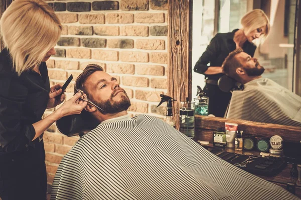 Cliente durante a preparação da barba e bigode — Fotografia de Stock