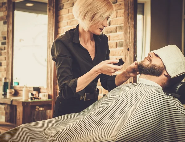 Cliente durante a preparação da barba e bigode — Fotografia de Stock