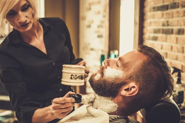 Cliente durante rasatura di barba in negozio di barbiere — Foto Stock