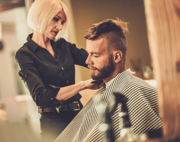 Client visitant coiffeur dans le salon de coiffure — Photo