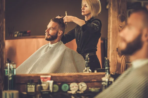 Cliente visitando cabeleireiro na barbearia — Fotografia de Stock