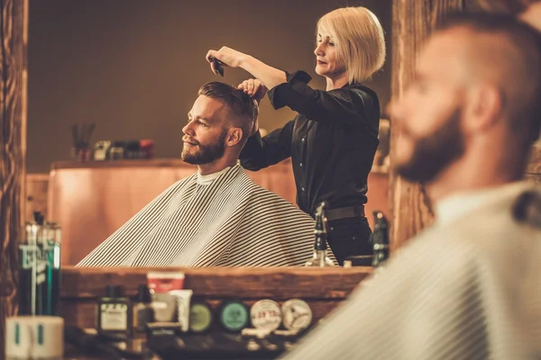 Kundin besucht Friseurin — Stockfoto