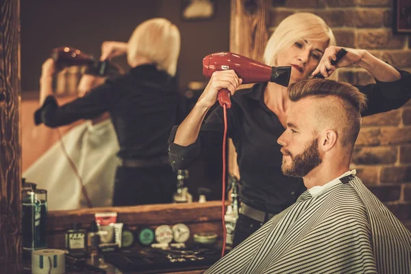 Cliente visitante cabeleireiro — Fotografia de Stock