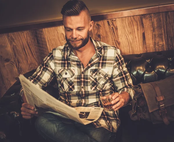 Hipster mittleren Alters lesen Zeitung — Stockfoto