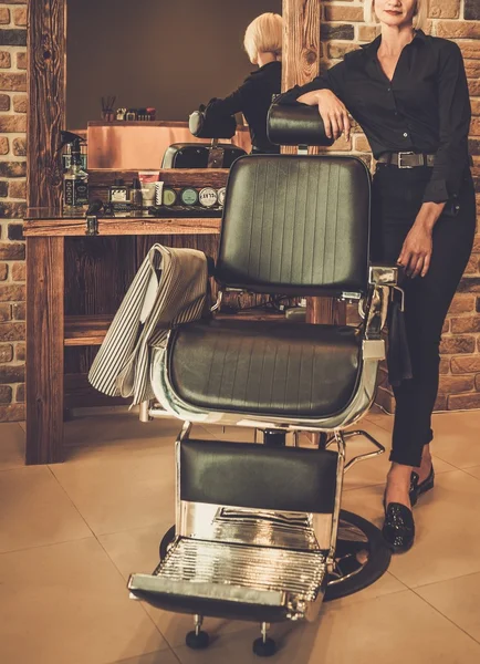 Haarstylist in een kapper — Stockfoto