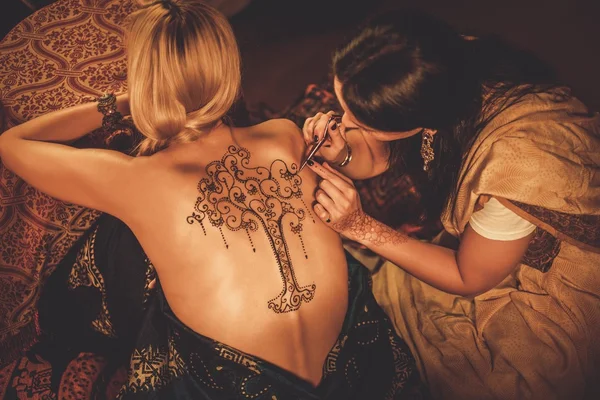 Processo de desenho de enfeite henna mehndi — Fotografia de Stock